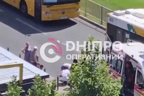 У Дніпрі пасажирка травмувалася, виходячи з маршрутки: допомогу надали на місці