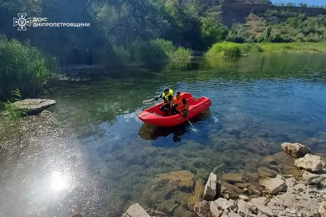 У Кривому Розі виявили тіло чоловіка у водоймі: рятувальники дістали загиблого з води